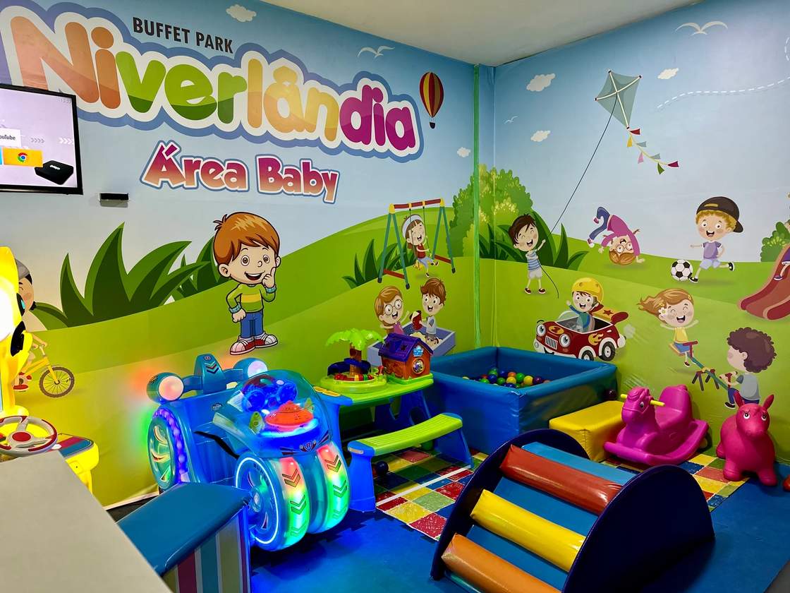 Área Baby do Niverlândia com piscina de bolinhas e brinquedos coloridos