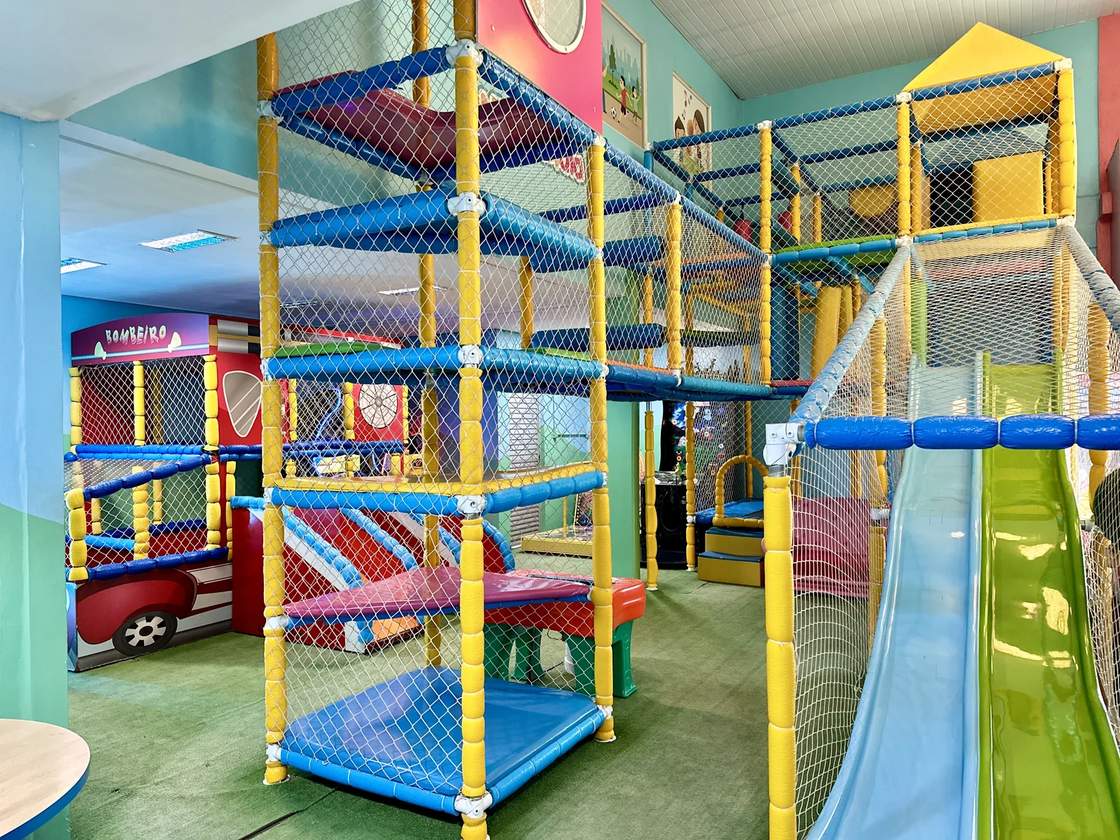 Circuito infantil da Área Kids do Niverlândia com obstáculos e escorregadores