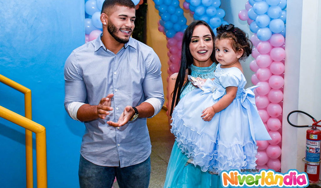 Família chegando para uma festa infantil