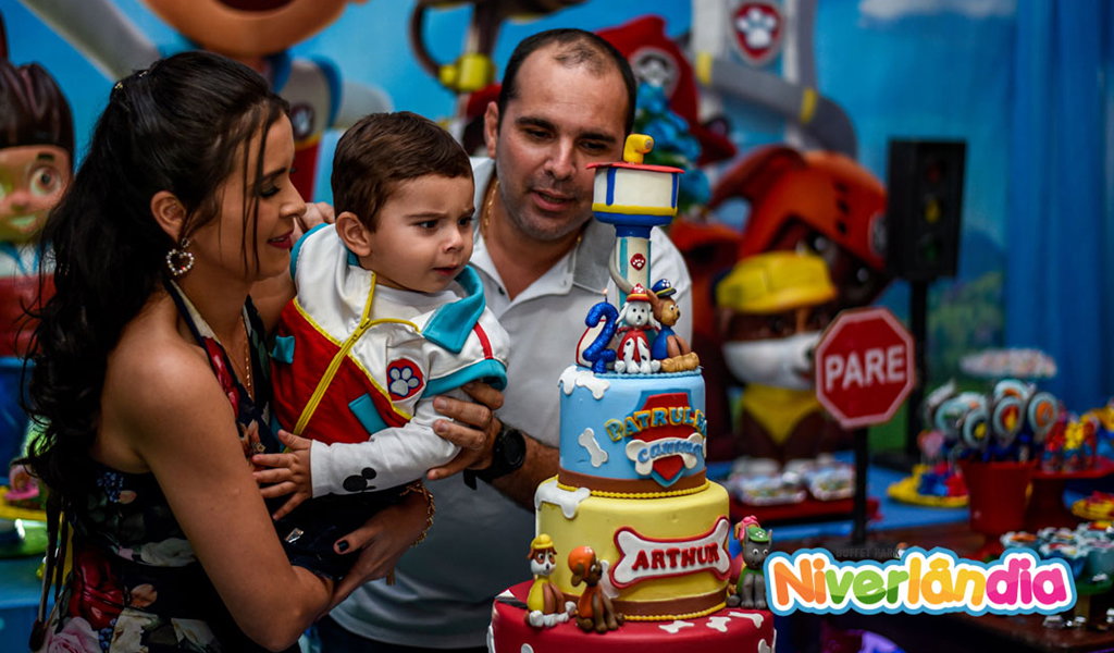 Família celebrando o aniversário diante do bolo