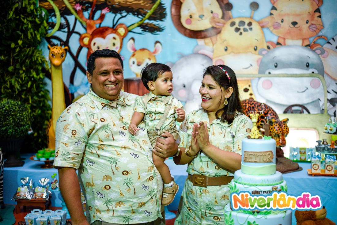 Família celebrando uma festa com decoração de safari